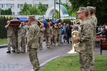Громада у скорботі: у Луцьку відбулося прощання з Героями Євгенієм Садовським, Олегом Чернюком та Олександром Смалюхом