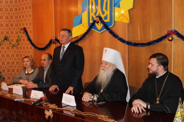 Родини, які опинилися в складних життєвих обставинах, отримали подарунки від владики Ніфонта та міського голови Миколи Романюка