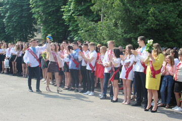 У Луцькій ЗОШ №11 пролунав останній дзвінок