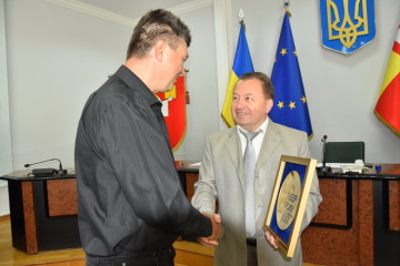Виконувач повноважень міського голови Григорій Пустовіт розпочав нараду з  вручення відзнак