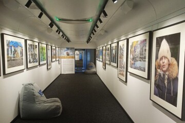 Укрзалізниця запустила унікальний “Мистецький поїзд” з фотовиставкою Говарда Баффетта