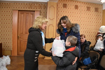50 сімей, які виховують дітей із особливими потребами, отримали продуктові набори