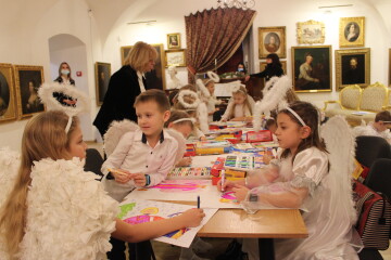 Маленькі лучани малювали різдвяних янголів та святого Миколая