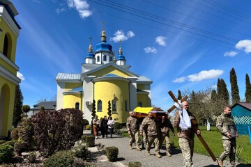 Останню дорогу встелили квітами 