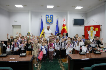 Міський голова Ігор Поліщук вручив дітям пільгових категорій перші у їхньому житті шкільні портфелі 