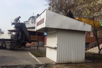 Продовжуються демонтажі незаконно розміщених споруд на території міста