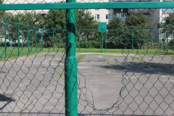 У дворі на вулиці Шота Руставелі пошкодили новий спортивний майданчик 