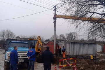 Працівники аварійної служби «Луцькводоканалу» усунули загрозу падіння електроопори через порив на водогоні