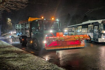 Працівники ЛСКАП "Луцькспецкомунтранс" просипають дороги протиожеледними сумішами
