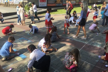 Святкові конкурси малюнка на асфальті для маленьких лучан