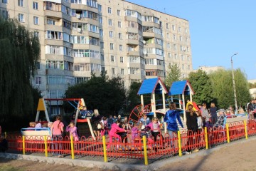 Маленьким лучанам подарували новий дитячий майданчик