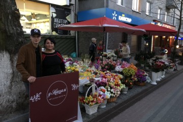 Звуки традиційних етнічних мотивів, великодні забави для дітей, ярмарок та святкова торгівля