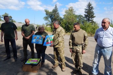 Дитячі малюнки з Луцька зігріли душі солдатів, що воюють під Волновахою
