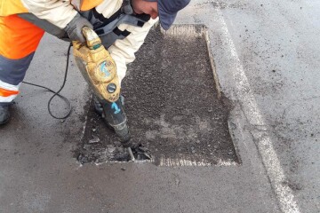На дорогах Луцька ліквідовують ями шляхом вкладання “холодного асфальту”