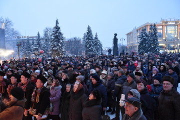 Сотні лучан разом заколядували на Театральному майдані міста