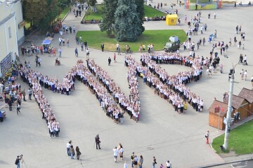 На Театральному майдані міста відбулася громадська акція «Українська вишиванка»