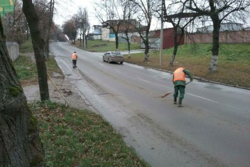 Луцькі муніципали зобов’язали будівельників прибрати бруд з асфальтного покриття на вулиці Глушець, 40