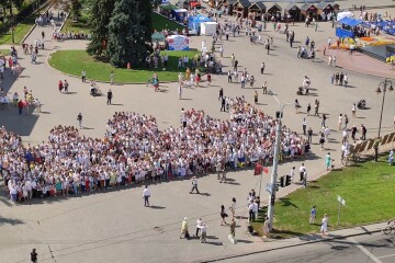 Лучани взяли участь у громадській акції “Українська вишиванка”