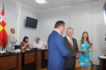 Міський голова Микола Романюк на оперативній нараді вручив лучанам відзнаки