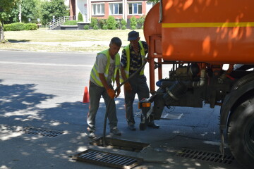 У Луцьку чистять систему зливової каналізації  