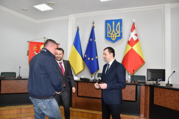 На початку засідання виконавчого комітету 15 хлопців отримали посвідчення про присвоєння статусу бійця-добровольця антитерористичної операції