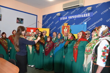 Представники Волинської обласної організації УТОС співали колядки у міській раді