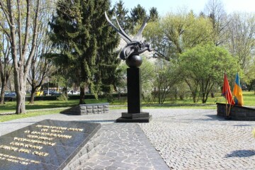 Лучани та представники влади поклали квіти до пам’ятного знака "Жертвам Чорнобиля"