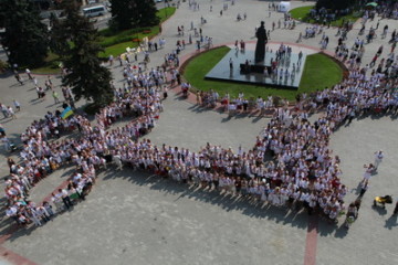 Під час «Української вишиванки» склали логотип міста Луцька