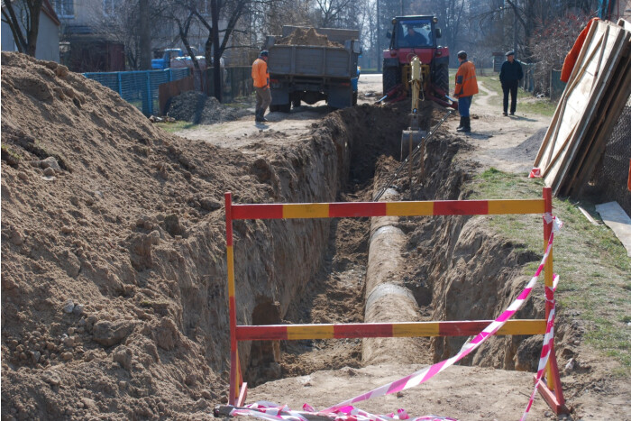 Розпочато роботи із заміни аварійного водогону по вул. Дубнівська