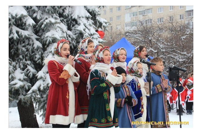 На площі Героїв Майдану засвітили новорічну ялинку