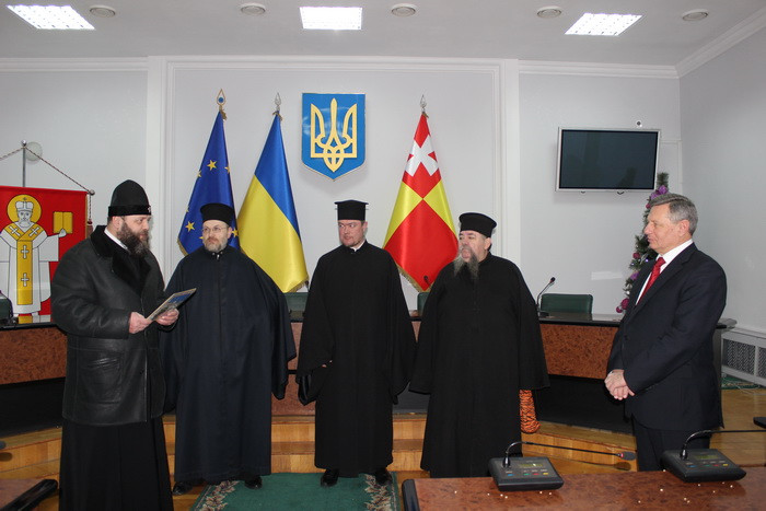 Священнослужителі привітали працівників міської ради з Різдвом і Новим роком