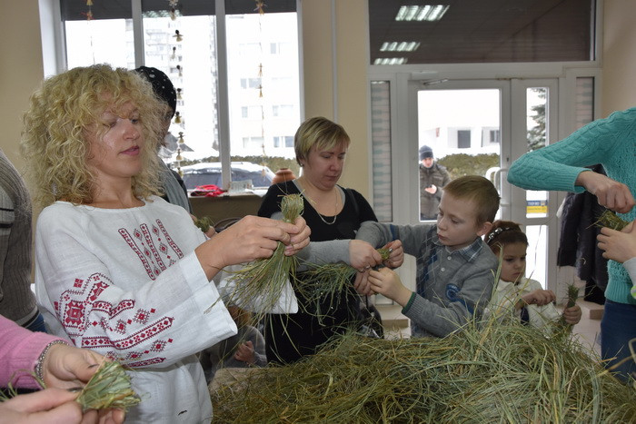 Діти загиблих Героїв плели святкові дідухи з сіна