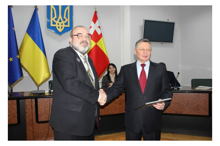Міський голова Микола Романюк розпочав нараду із вручення відзнак