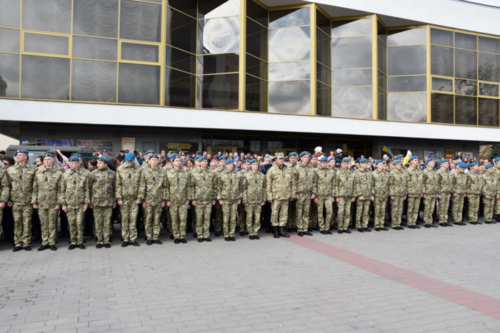 На Театральному майдані відбулася посвята у ліцеїсти учнів Волинського обласного ліцею з посиленою військово-фізичною підготовкою імені Героїв Небесної Сотні