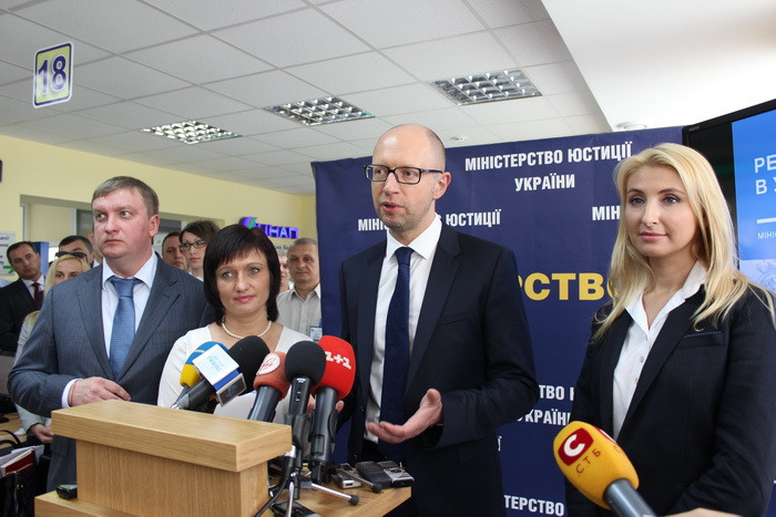 Прем'єр-міністр України Арсеній Яценюк ознайомився з роботою ЦНАПу