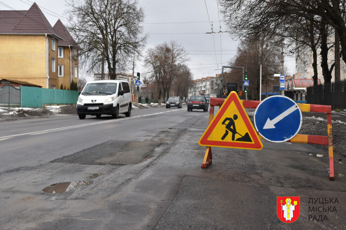 У Луцьку ремонтують дорожнє покриття 