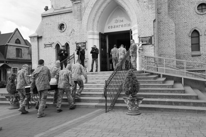 Загинув внаслідок авіаудару: у Луцькій громаді попрощалися із захисником України Олександром Карчевським