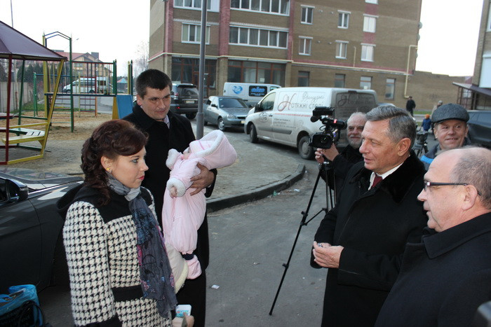 Міський голова Микола Романюк та голова облдержадміністрації Володимир Гунчик вручили ключі від нової квартири дитині-сироті