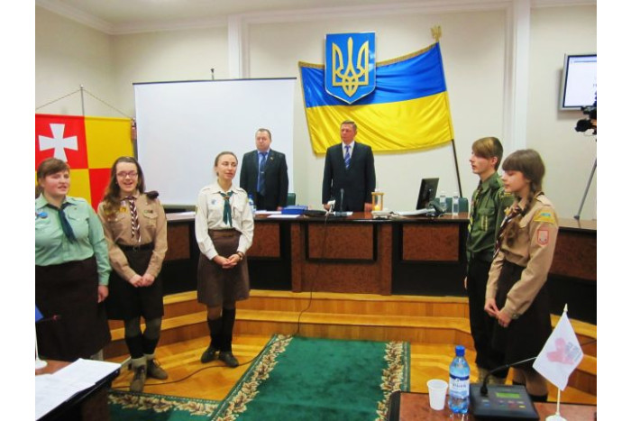 Пластуни передали Луцькому міському голові та депутатам Вогонь із Вифлеєму