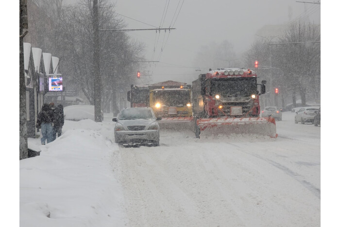 Станом на 14.00 над очищенням доріг у громаді працює 30 одиниць техніки