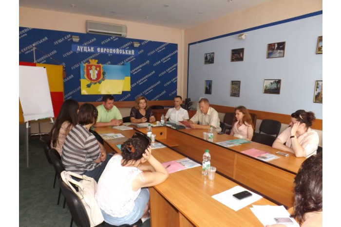 Група взаємопідтримки для прийомних батьків обговорювала проблеми насильства у сім'ї