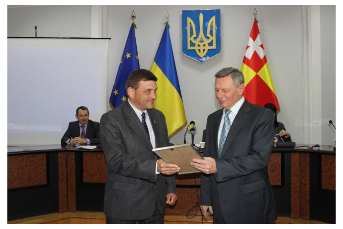 Міський голова Микола Романюк вручив відзнаки лучанам, які стали чемпіонами України з плавання