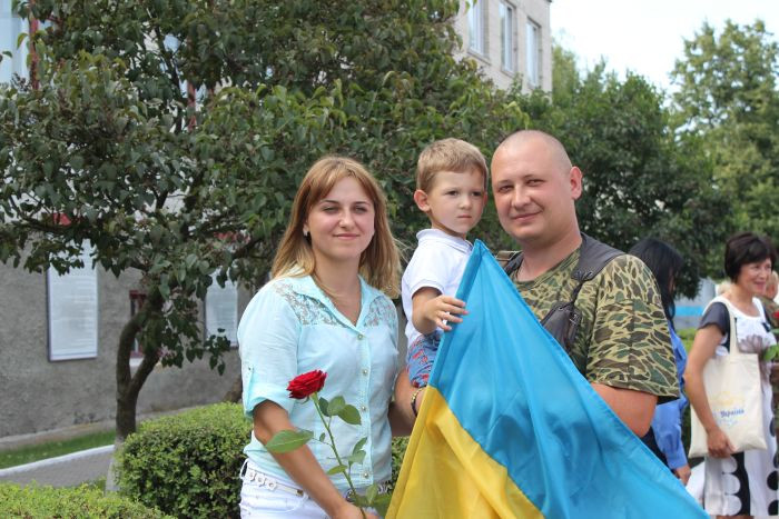 Зі сльозами щастя та радості зустрічали у Луцьку військослужбовців, що повернулися сьогодні зі Сходу