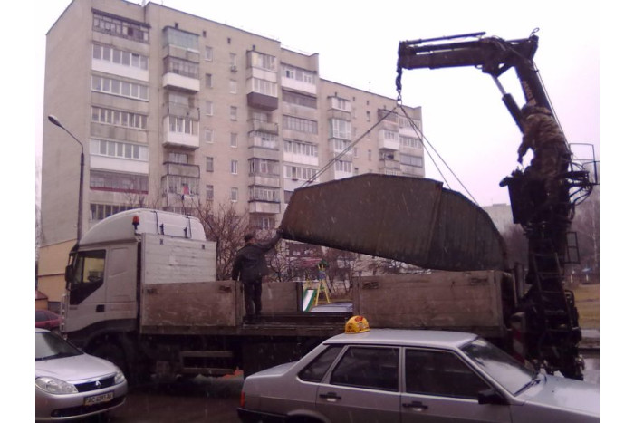 Розпочато демонтаж незаконно встановлених металевих гаражів на пр-ті Соборності, 13а, 13б, пр-ті Молоді, 22