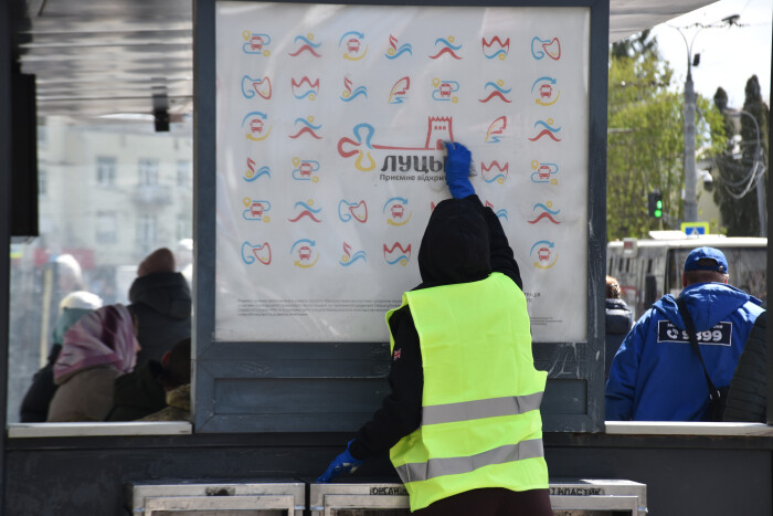 У Луцьку почали сезонне прибирання зупинок громадського транспорту 