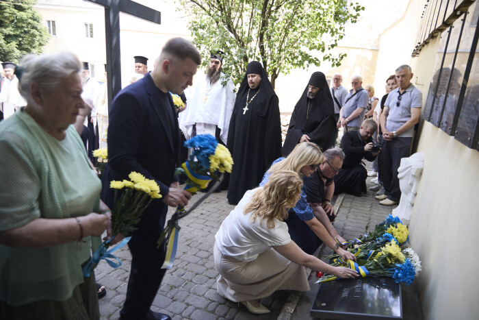 Священники та громадськість помолилися за упокій невинно вбитих в&rsquo;язнів Луцької тюрми