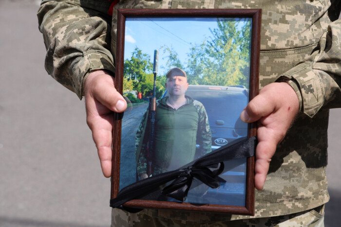 Загинув на Донеччині: у Луцьку попрощалися із захисником України Віталієм Колесником 