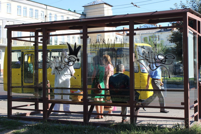 У Луцьку вандали пошкодили один з пілонів, що входить до системи туристичного ознакування, та розмалювали зупинки громадського транспорту