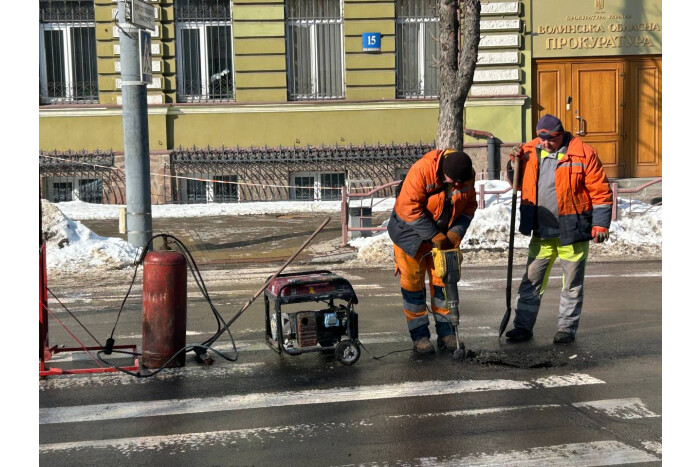 У Луцьку продовжують аварійний ямковий ремонт доріг методом холодного асфальту