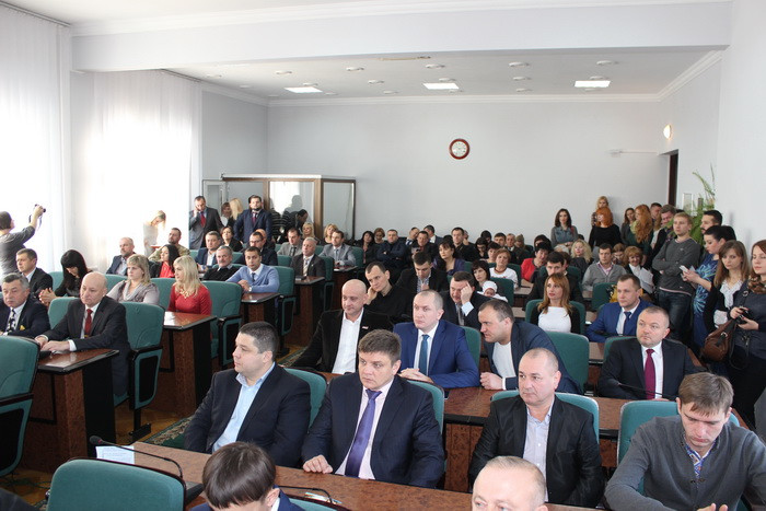 Луцький міський голова Микола Романюк та 42 депутати отримали посвідчення під час першої сесії міської ради VII скликання